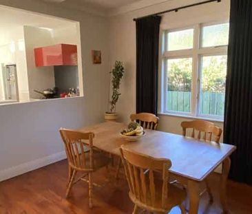 CLASSIC 20's BUNGALOW: - Photo 4