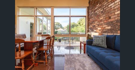 Spacious, Fully furnished 3-Bed Mid Century Home Near CBD, Bills Included - SHORT TERM LEASES AVAILABLE - Photo 4