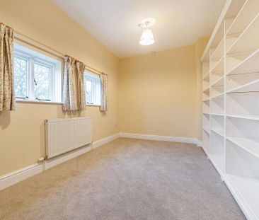 5 bedroom farmhouse in rural setting with off road parking, and law... - Photo 3