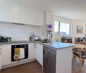 Award-Winning New Townhouse -3 bedroom 2 bathroom - Photo 3