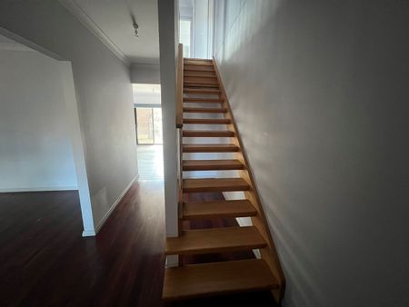 Spendid 3Br Townhouse in Sunshine West! - Photo 2
