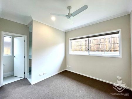 Spacious Modern 4-bedder Semi-new House in fast growing suburb - Photo 4