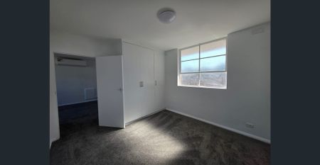 Beautiful Renovated Apartment - Freeway, Shops, City, Transport, Schools, Much More! - Photo 2