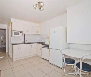 “One bedroom unit in Annerley!” - Photo 1