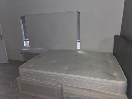 Humes Avenue, London W7 - Photo 3