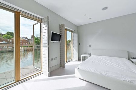 Superb furnished apartment in outstanding riverfront location with views to Windsor Castle over the River Thames. - Photo 4