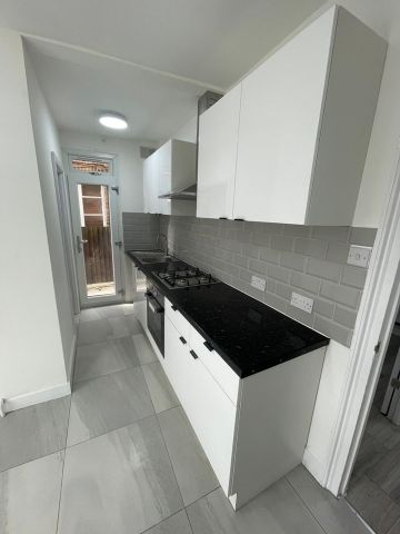 2 Bed Flat, Deacon Road, NW2 - Photo 5