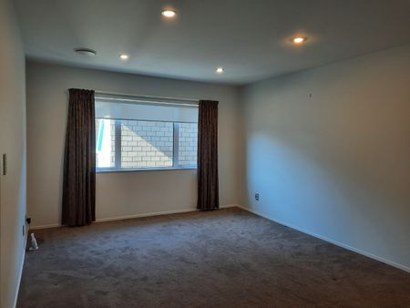 Beautiful Large Family Home - Photo 2