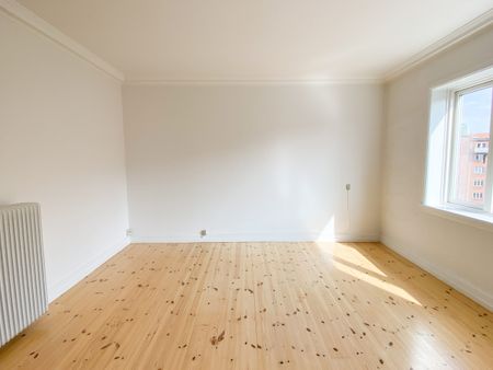 Centraltbeliggende og lys 2-værelses lejlighed med altan - Foto 3