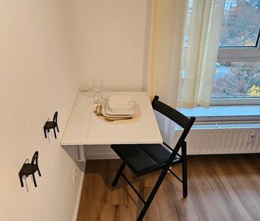 Möbelierte renovierte 1 Zimmer Wohnung mit Tiefgaragenstellplatz - Photo 1