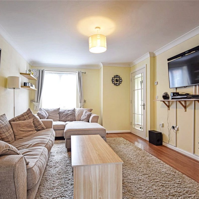 Well presented 2 bedroom property to rent in Duxford with excellent access to A14, M11 & local Business Parks. Garden to rear of property. GCH. Part-furnished. - Photo 1