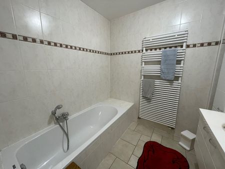 Ruim zonnig appartement met drie slaapkamers, twee badkamers en terras in een gebouw op de Markt. - Photo 3