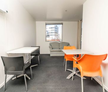 Sunny One Bedroom Apartment with Large Balcony - Photo 4