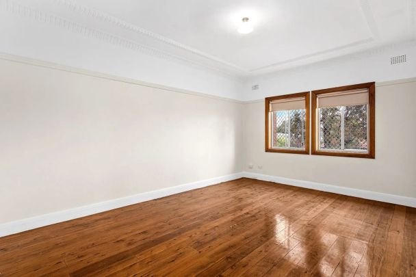 Spacious Three Bedroom Semi - Photo 1