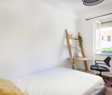 Room in a shared 7-bedroom apartment for rent in Lisbon - Photo 4