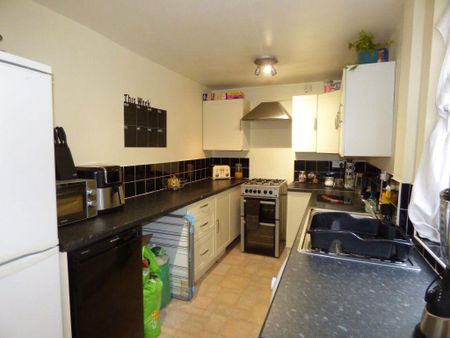 3 bedroom semi-detached house to rent - Photo 4
