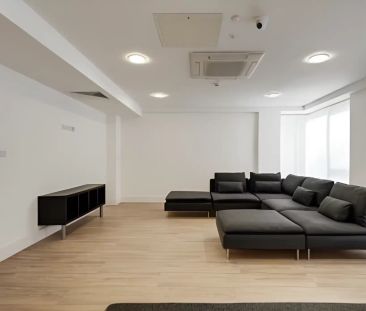 Studio Silver - Photo 4