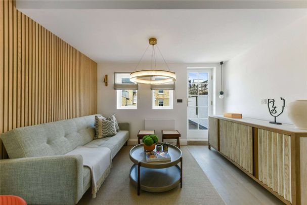 A recently refurbished two bedroom apartment with a private roof terrace and plenty of natural light located on Albert Bridge Road. - Photo 1