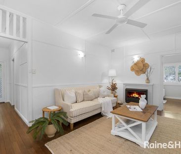 Charming Cottage Style Home! - Photo 5