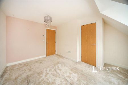 4 bedroom semi-detached house to rent - Photo 3