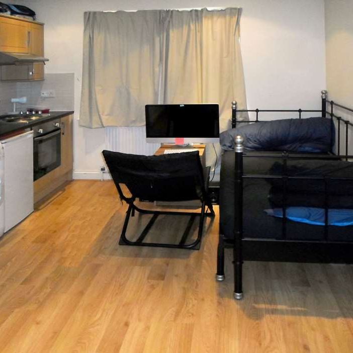 Price £1,000 pcm - Available 03/01/2026 - Furnished - Photo 1