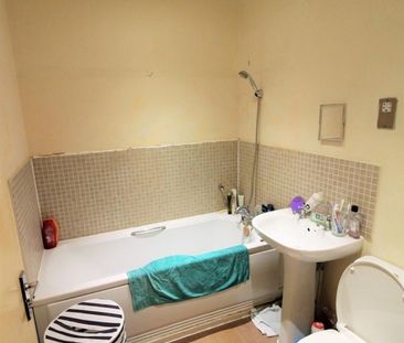 3 bedroom flat to rent - Photo 5