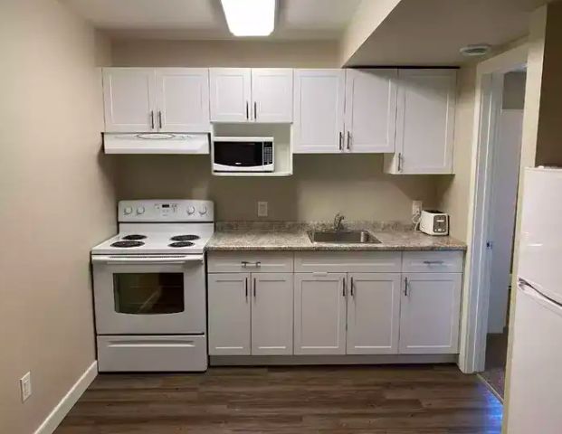 Furnished One Bedroom Lower level Suite for Rent December in Fort Rouge /Jubilee Heat/ Water/ Internet | 700 Jubilee Avenue, Winnipeg - Photo 1
