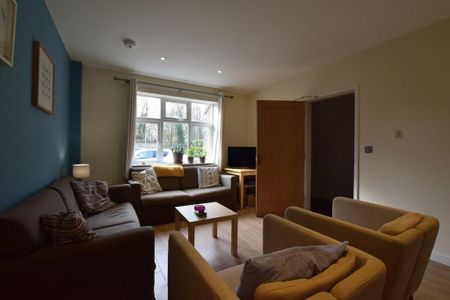 1 bedroom in a house share to rent - Photo 2