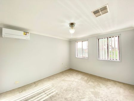 3 Drummoyne Crescent, St Johns Park, NSW 2176 - Photo 5