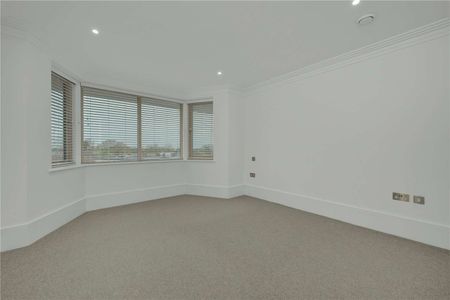 An impressive 5 bedroom detached home with impressive views. - Photo 4