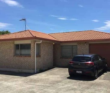 Fantastic 3-Bedroom Home in Mangere Bridge - Photo 3