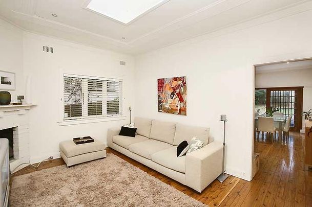 Charming 2 Bedroom Beach House In Premier Location - Photo 1