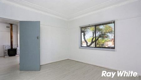 SPACIOUS THREE BEDROOM HOME - Photo 4