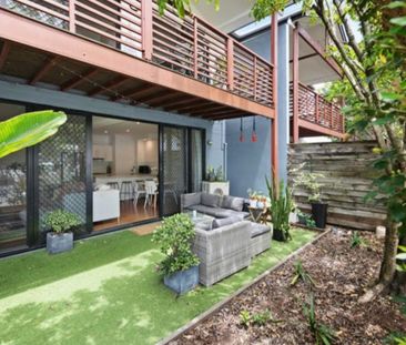 Modern 3-Bedroom Townhouse with Private Street Access - Photo 5