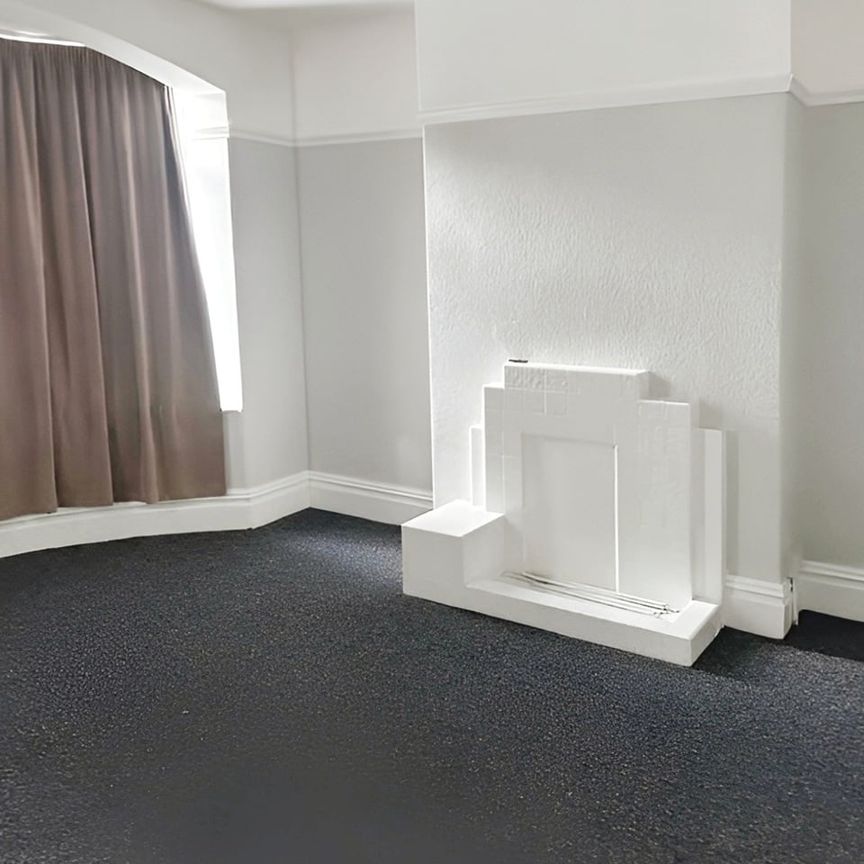 3 Bed Semi-Detached House, Sandhurst Drive, IG3 - Photo 1