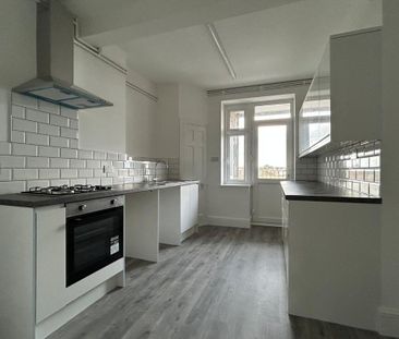 3 bedroom flat to rent - Photo 3