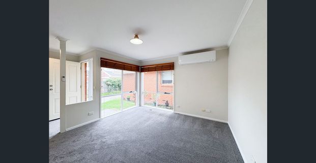 Modern 3-Bed Villa Near Monash Uni with Private Courtyard & Garage - Photo 1