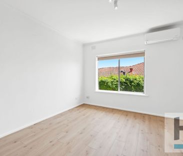 Renovated 2-Bedroom Upstairs Unit in a Small, Quiet Group - Photo 3
