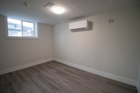 **Cozy** 1-Bedroom Apartment in Welland - Photo 3