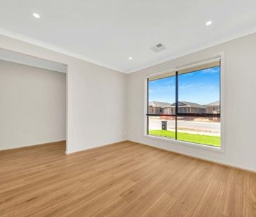 Modern, Spacious Three Bedroom Home! - Photo 6