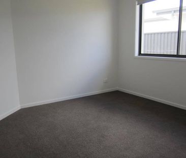 Executive Home with Fully Ducted A/C - Photo 4