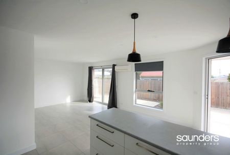 Low maintenance modern unit - Photo 2