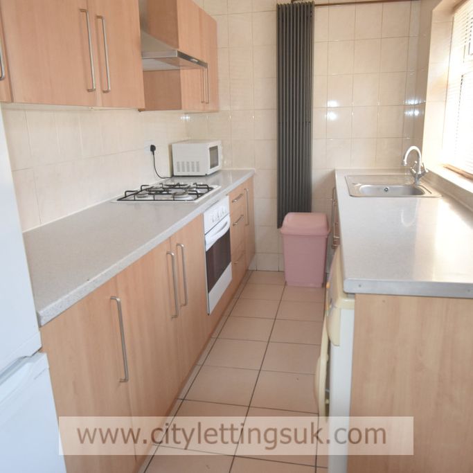 3 Bedroom End Terraced House - Photo 1