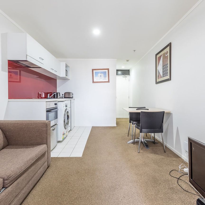 Mod and Immaculate City Apartment ! - Photo 1