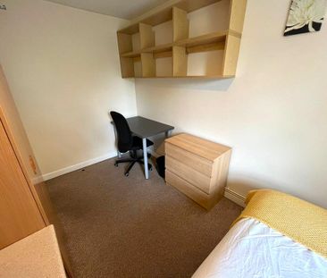 1 bedroom in a house share to rent - Photo 2