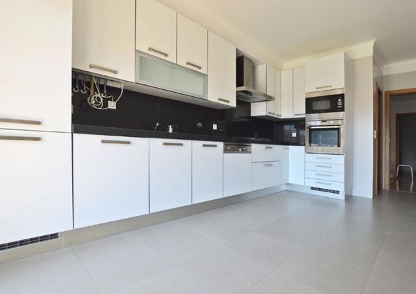 Apartamento T4 em condomínio com piscina e jardim na Beloura