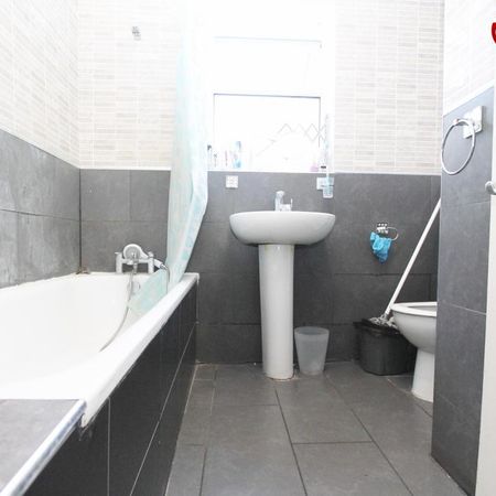 4 bedroom flat share to rent - Photo 4