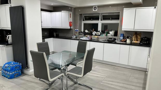 1 bedroom in a house share to rent - Photo 1