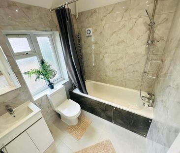 4 bedroom end of terrace house to rent - Photo 6