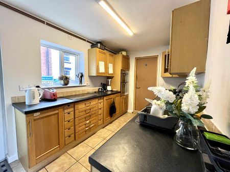 1 bedroom in a house share to rent - Photo 4